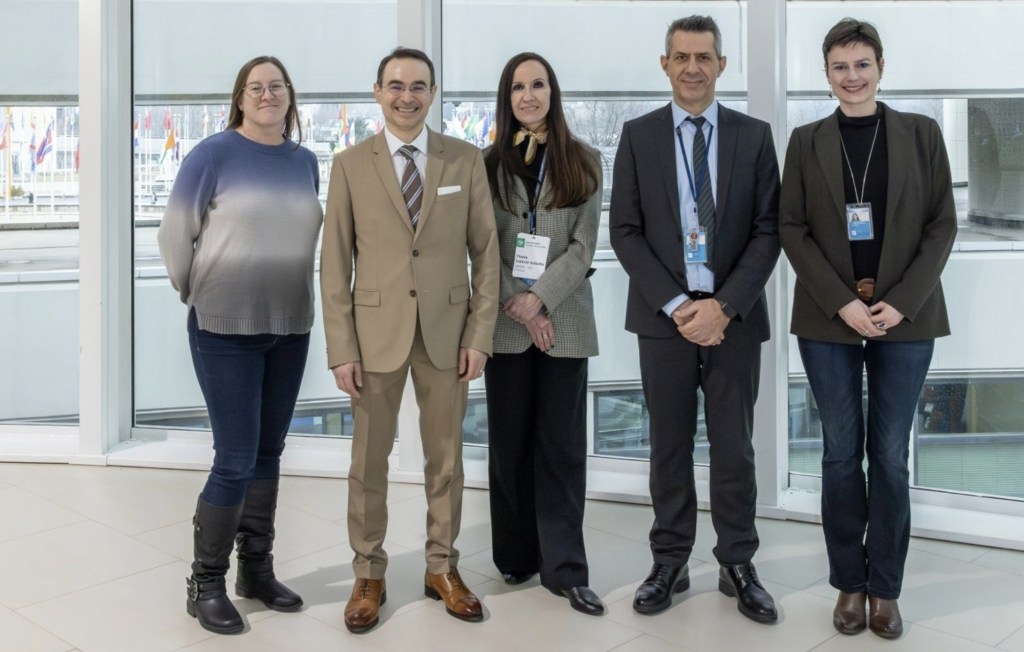 a picture of the Executive Commitee of the DIN. All persons are standing together and smiling.